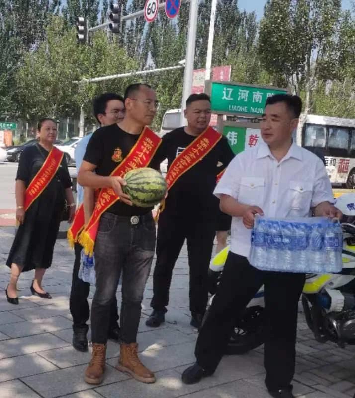 庆“八一”拥军拥警送清凉（慰问奋战在“百日行动”的一线通警察