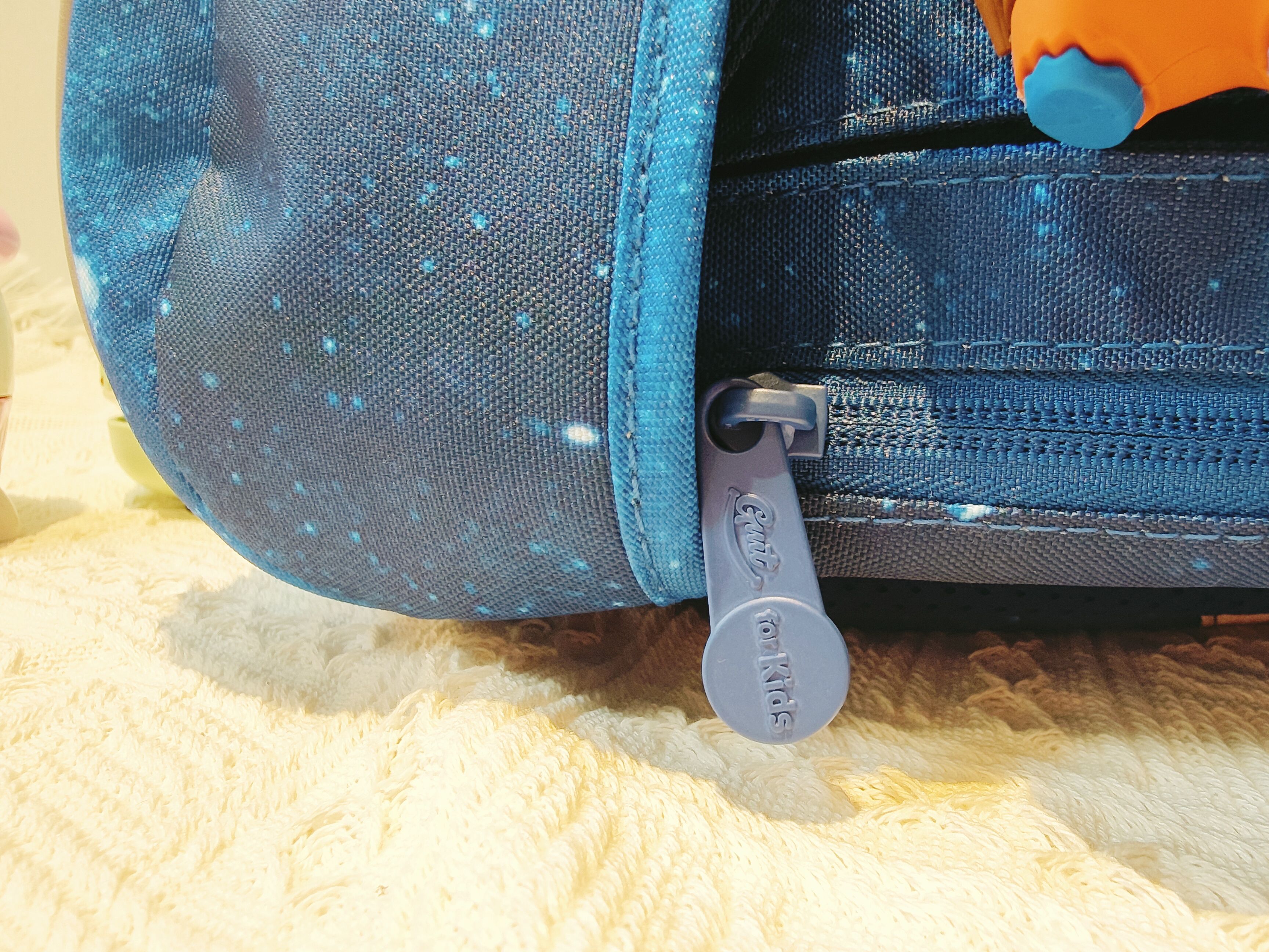 既轻便又实用的小学生书包,学生单肩书包推荐简单