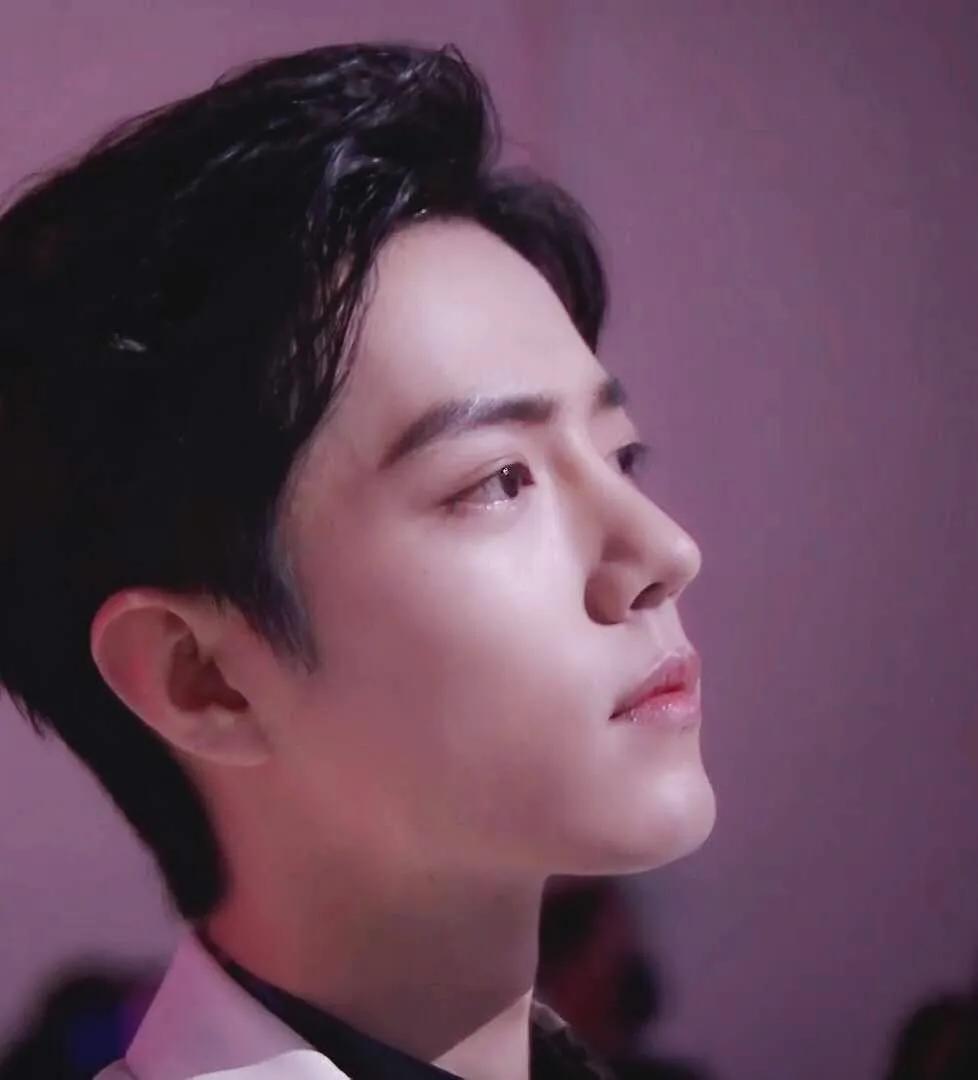 肖战近期活动造型,肖战微博之夜两套造型