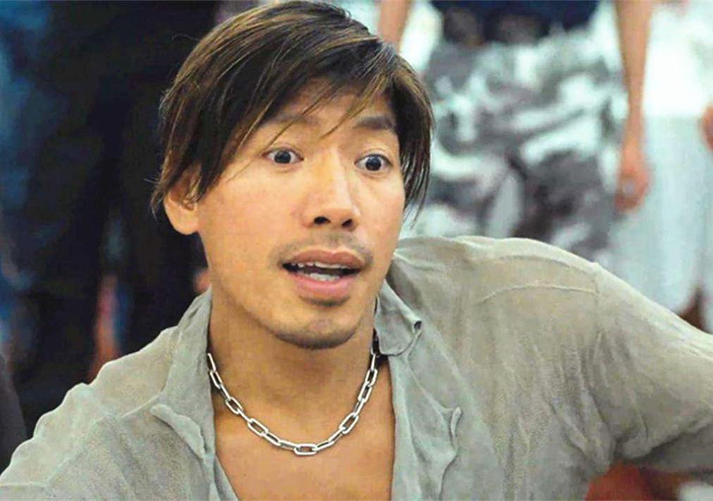 59岁张耀扬自驾游澳门！须发皆白仍有型，边骑单车边玩手机引担忧