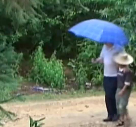 湖南一只八哥无视其他人，只向父子俩头顶浇粪，吓得爷俩不敢出门