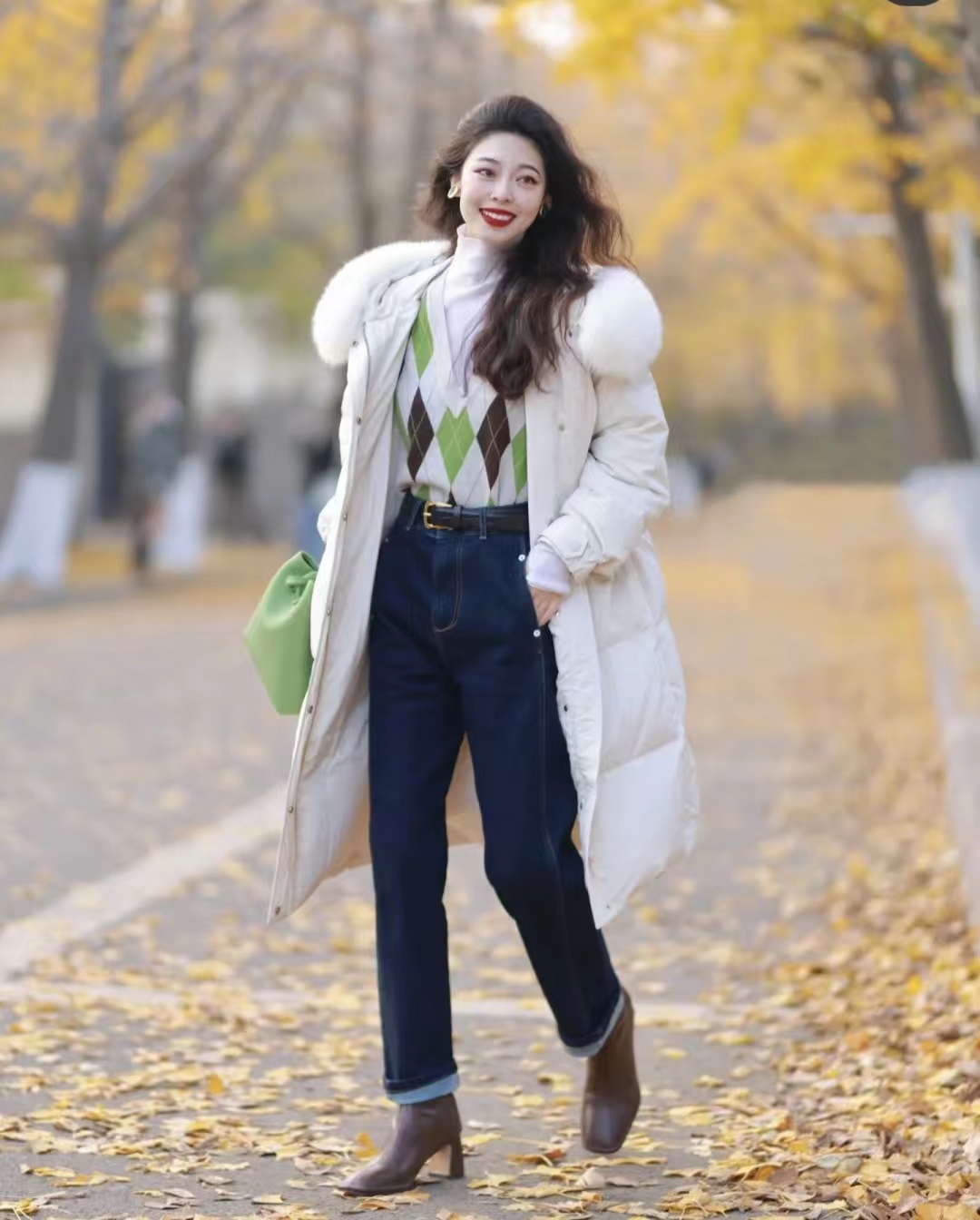 羽绒服搭配什么衣服保暖又好看,羽绒服的穿搭秘籍有哪些