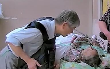 老伴老年痴呆的感人故事,老人脑梗感人故事