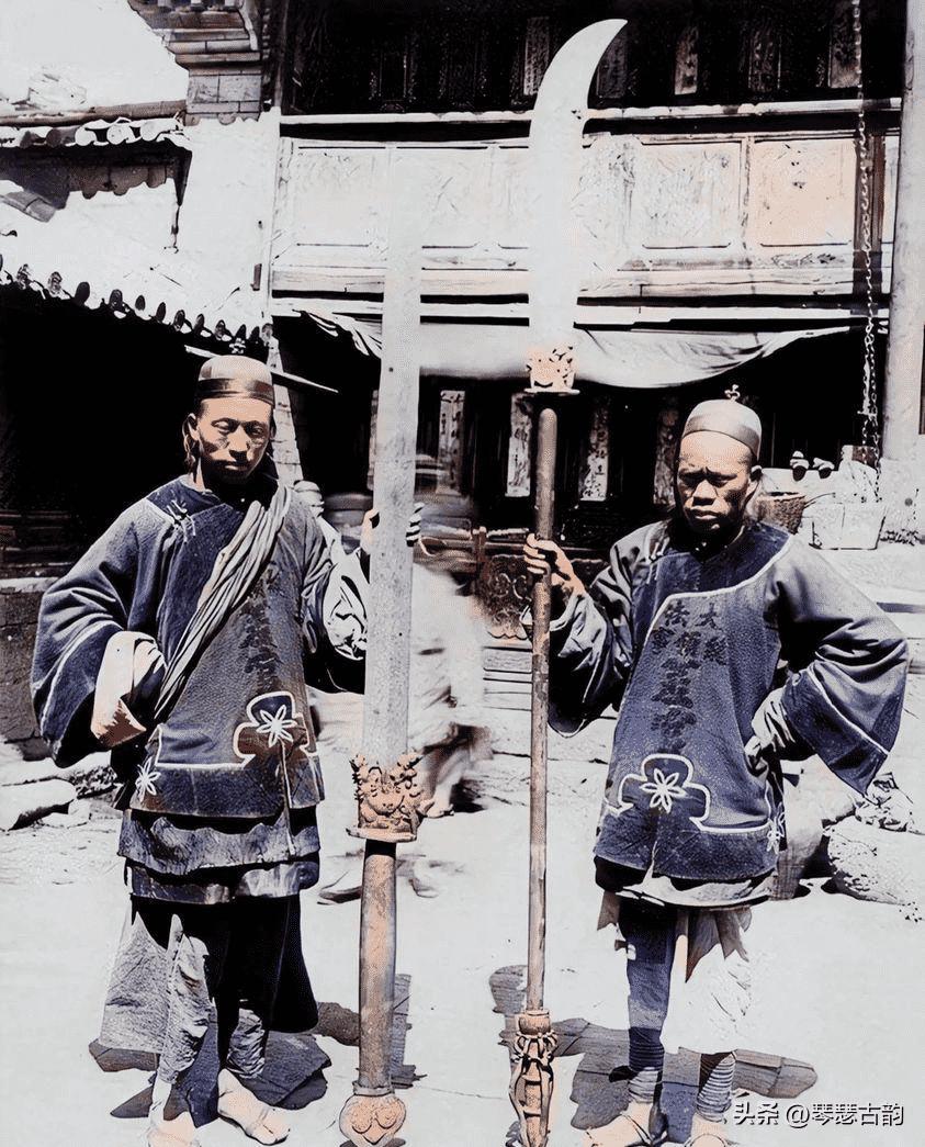 *光脱**犹太人女人衣服，集体*杀屠**，老照片再现变态的纳粹德国！