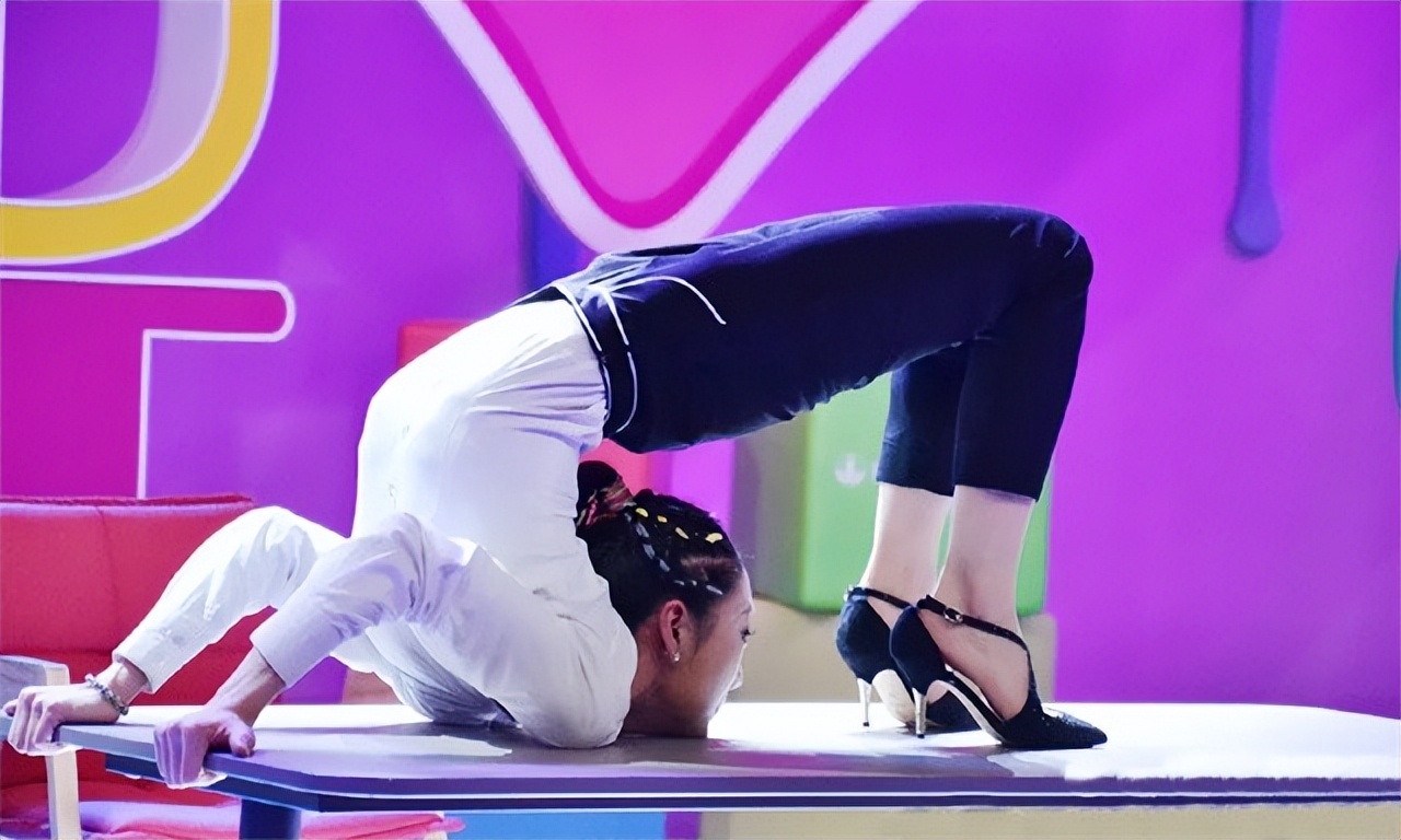 小姑娘柔术各种高难度动作,世界公认第一柔术美女