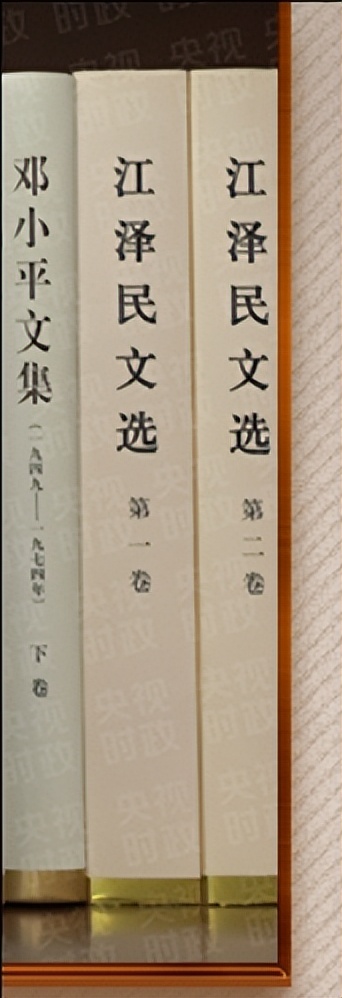 大大的书架上摆满各式书籍英语,大大的书架