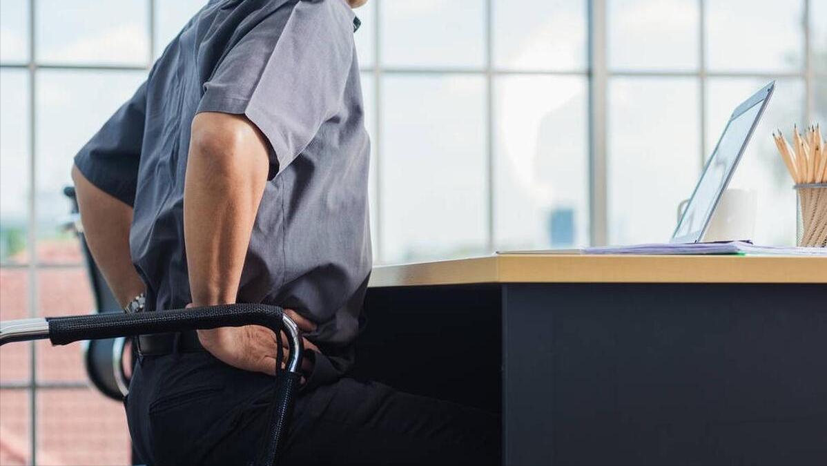 睾丸不对称一高一低正常吗,睾丸水平不正常是什么意思