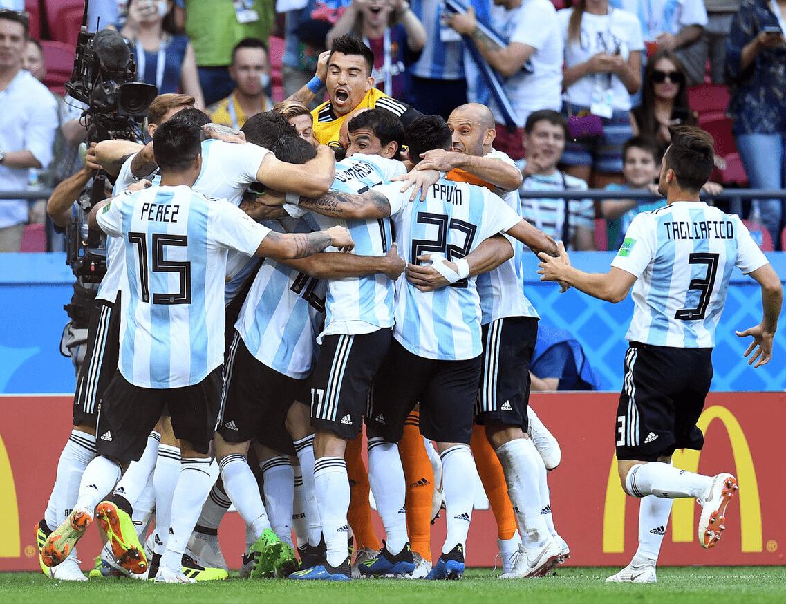 阿根廷夺冠后斯卡洛尼和梅西,梅西救阿根廷斯卡洛尼