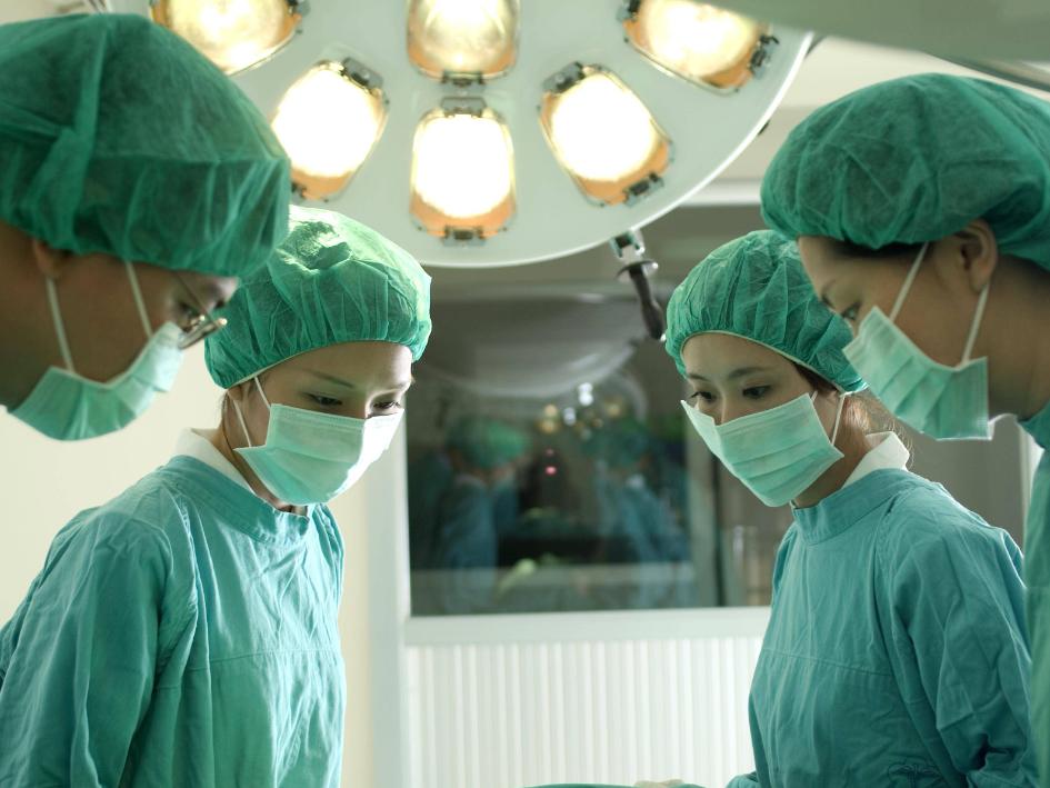 年轻人尿频还尿得多是什么原因,老年人尿频尿多正常吗