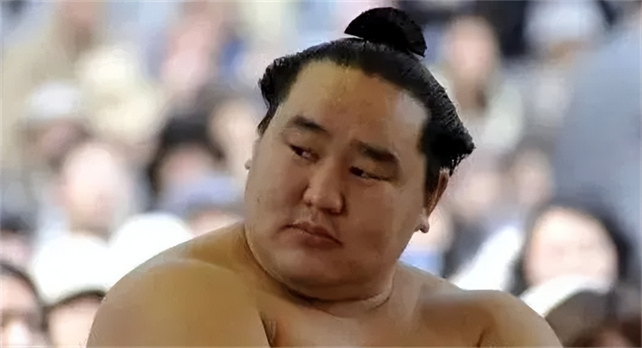 日本女人为什么想嫁给相扑手,日本女人和相扑手的结婚照