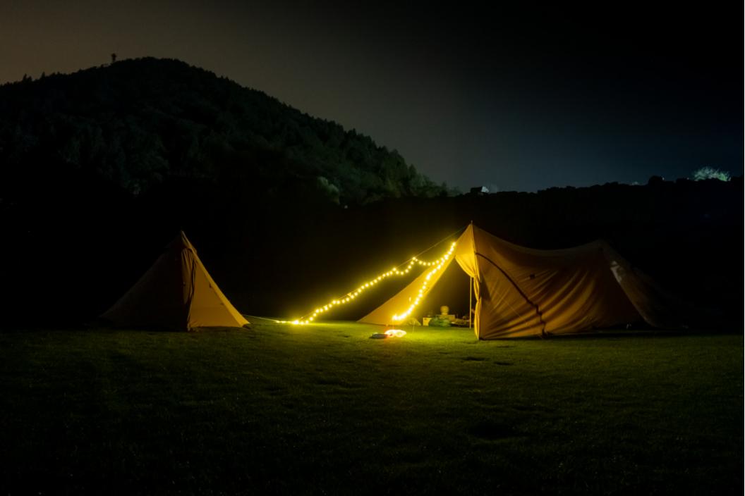 帐篷满天飞的视频,漫天飞舞的帐篷