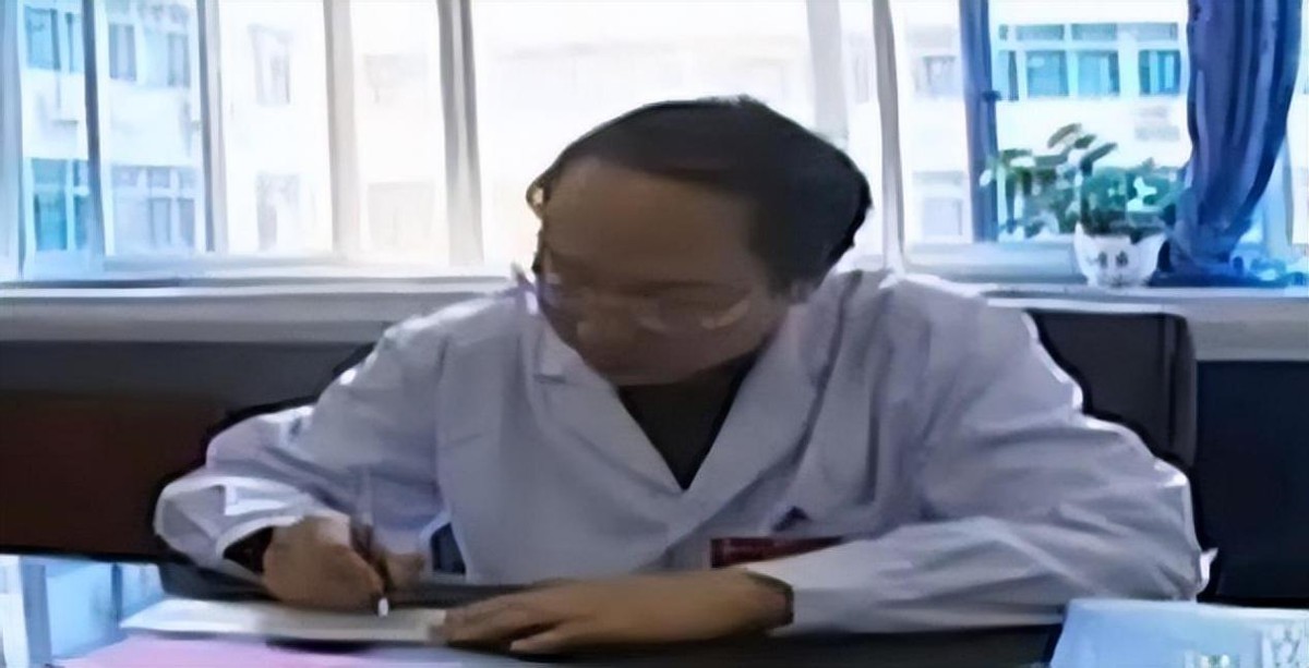 16年重庆女孩晕厥，醒来后扯头发吃，专家：吃头发对身体没有坏处