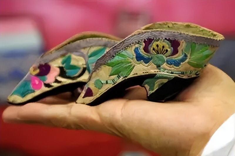 三寸金莲的裹脚史,三寸金莲鞋寓意