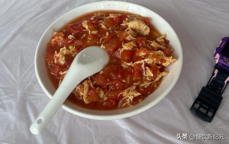 女子跟团三亚旅游,女子吐槽旅游团餐食原视频