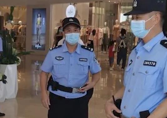 女子试戒指戴上就跑被抓称没钱买,女子商场内试戴戒指被抓事件