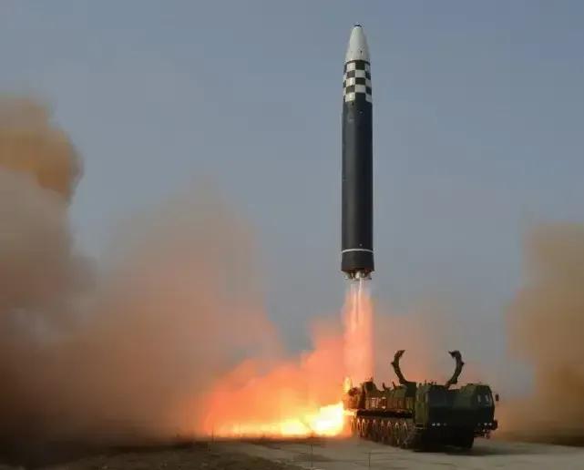 拜登扬言要终结朝鲜政权，金正恩胞妹怒斥：一个老东西，一个傻子