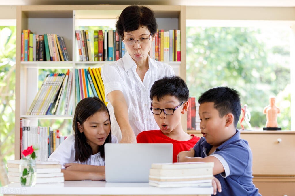 清洁工花三个月工资给孩子买手机,清洁工大叔买手机后续