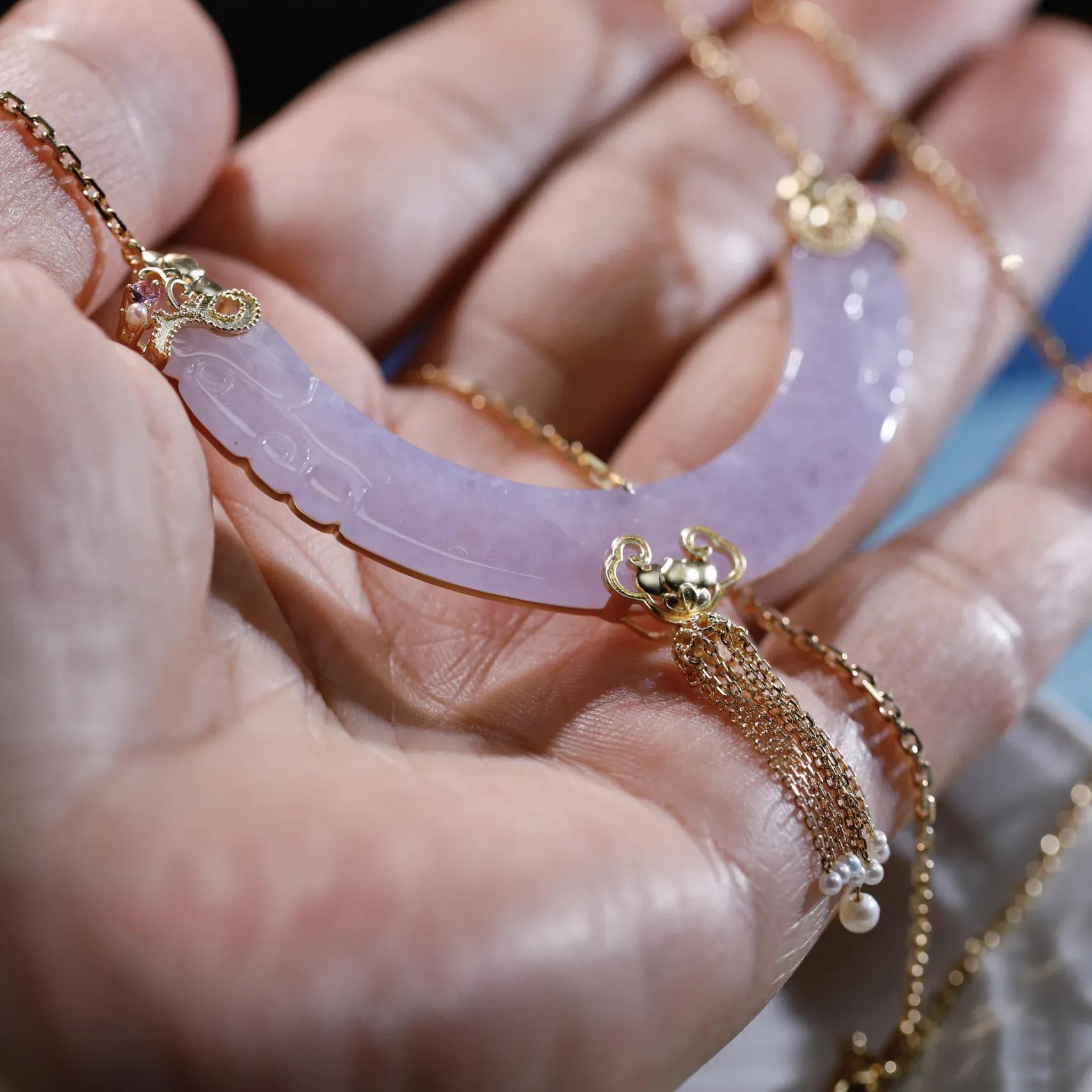 一块被丢弃的紫罗兰料子,被徒弟捡来做了一款翡翠玉衡锁骨链