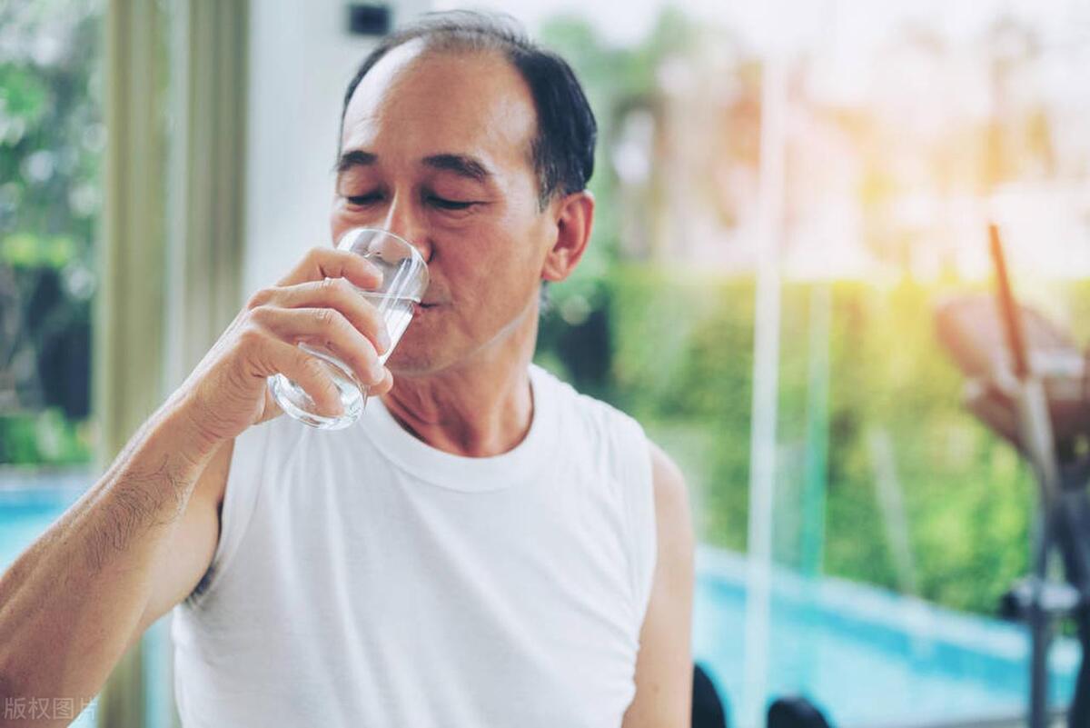 老年人半夜睡觉嘴干发苦什么情况,中老年人夜里睡觉嘴巴干