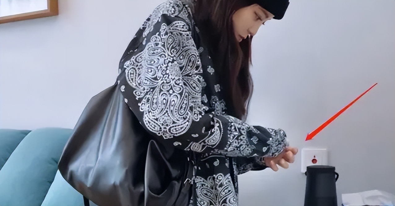 强吻、撩汉、乱认爸爸,这些女星是真没有分寸感,还是耍流氓?