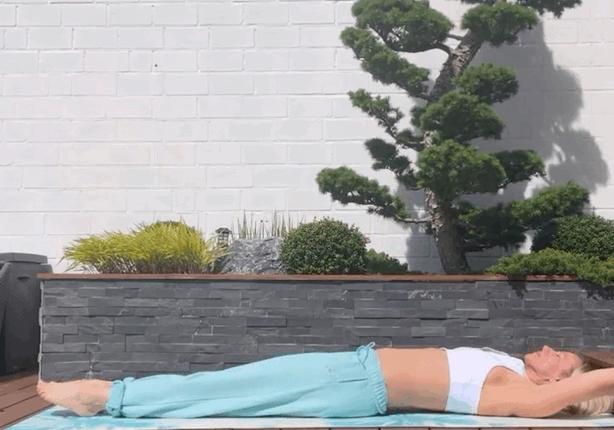 锻炼肩背最有效的动作靠墙,打造完美肩背线条的5个动作动图