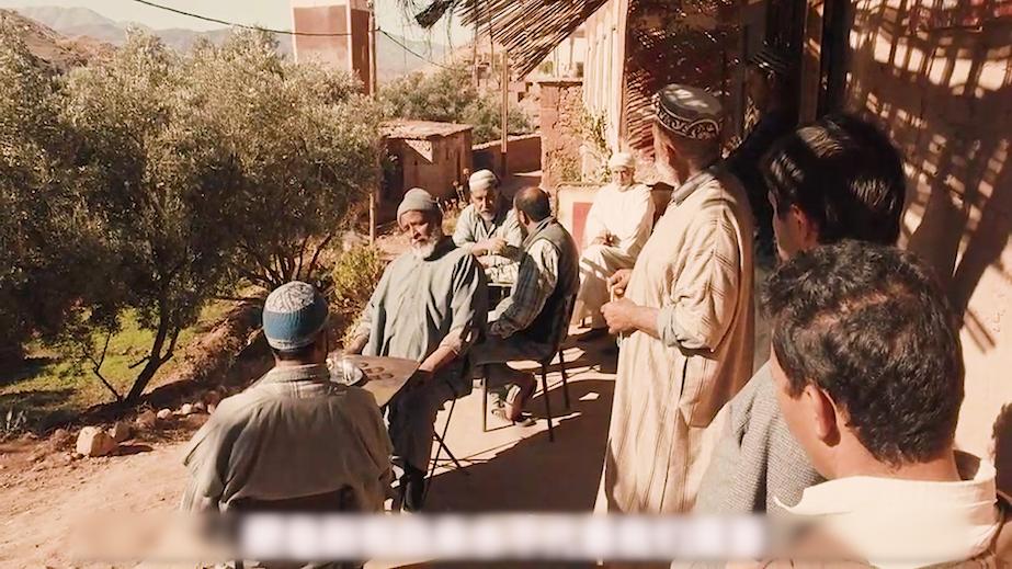 揭露印度女性悲惨的电影，孕妇上山挑水男人在家玩乐，越看越揪心