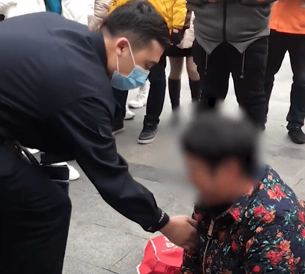 租500万劳斯莱斯去接亲,一大妈讨要红包掰断劳斯莱斯车标