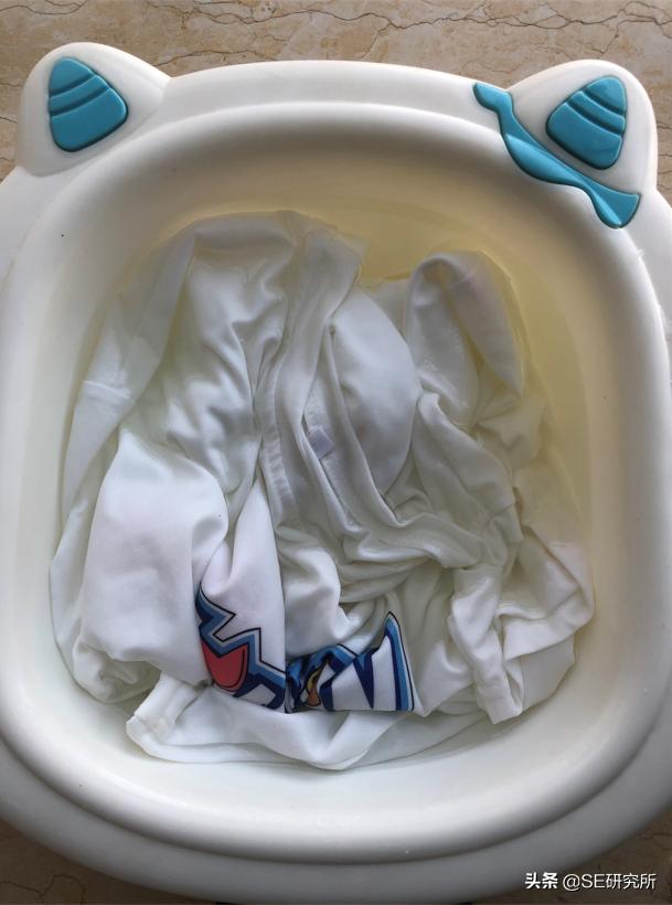 白色t恤染色了怎么清洗,纯棉白色衣服被染色怎么处理干净