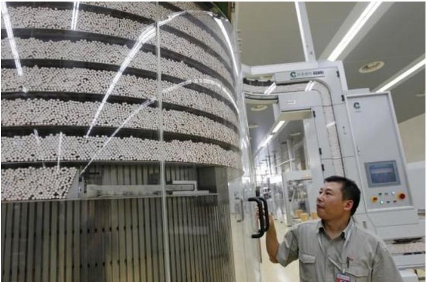 笼罩在烟雾里的巨人，中国*草烟**总公司，一年税费养活中国*队军**