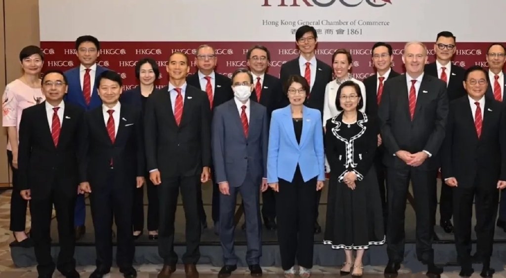 霍启刚郭晶晶看粤剧完整版,赌王带三太参加活动