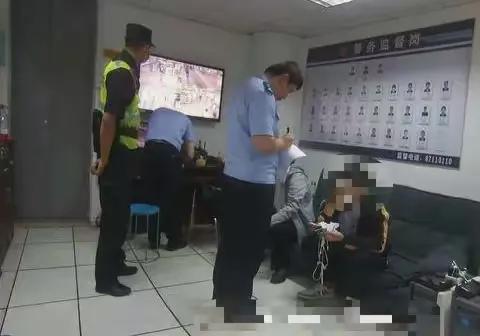 “你变态呀?一直盯着我看?”,男子:“我可以告你*谤诽**!”