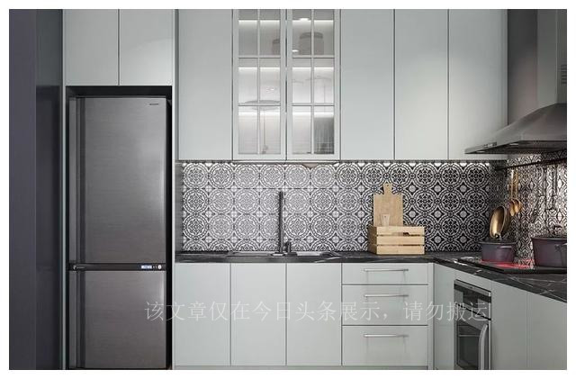 冰箱后面有臭味储水盒怎么拿下来,冰箱后面发出一股臭味是怎么回事