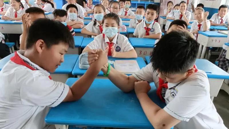 学校学生喜欢攀比鞋子,攀比鞋子的初中生怎么改变