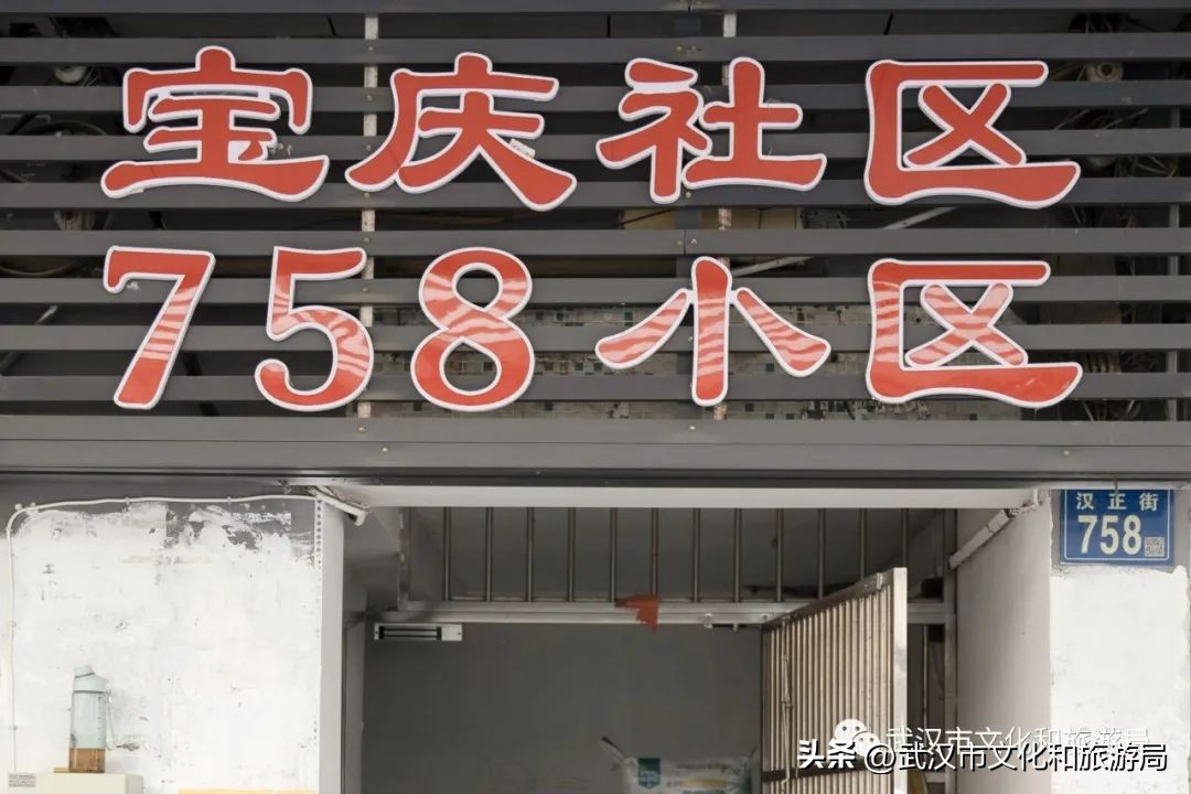 武汉人在江边,一个人在武汉江边