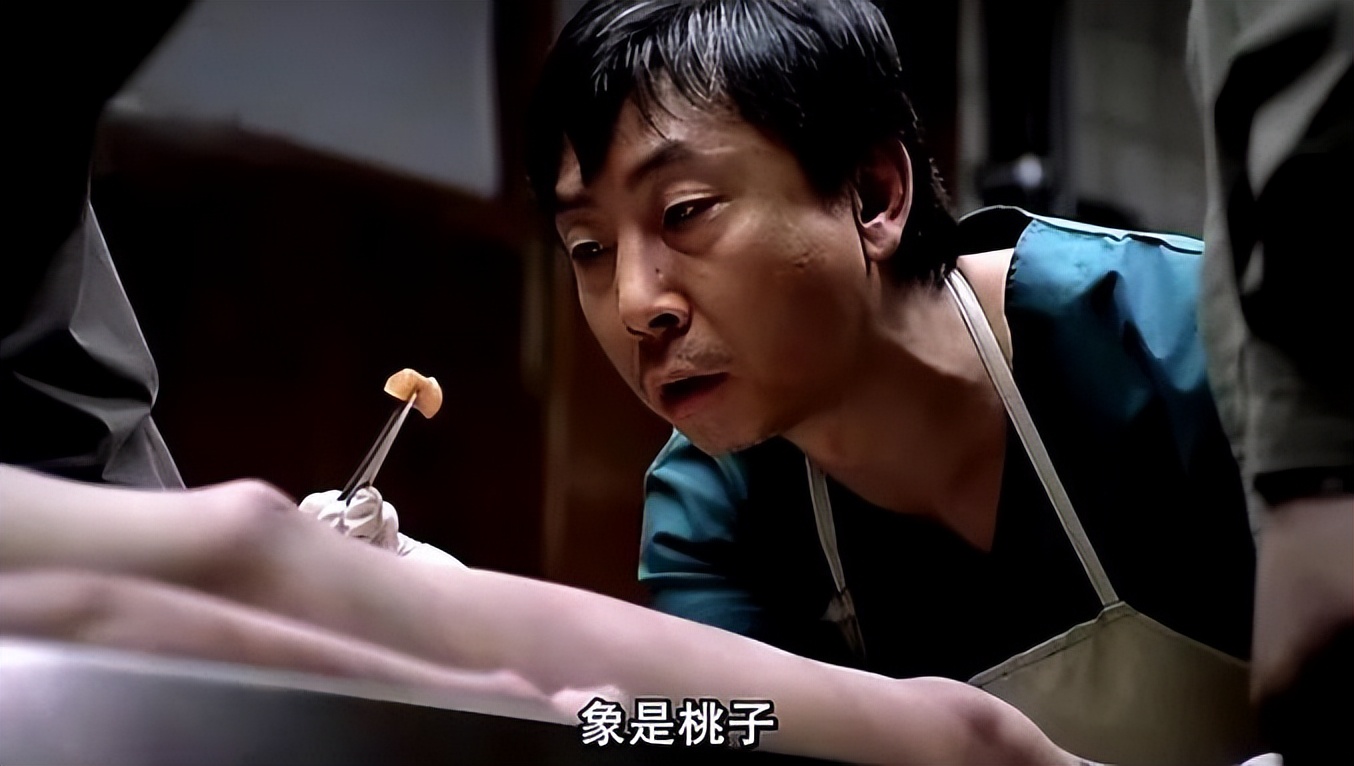 现场堆了很多芝麻。他的双手被绑着。