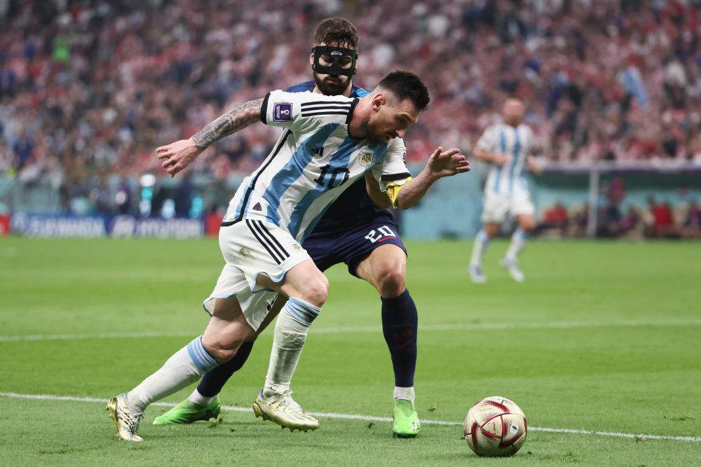 阿根廷3-0克罗地亚梅西突破,阿根廷点球赢后梅西跪地