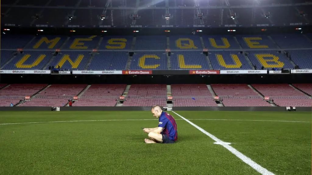 “再次见到你，微凉晨光里，笑得很甜蜜。”