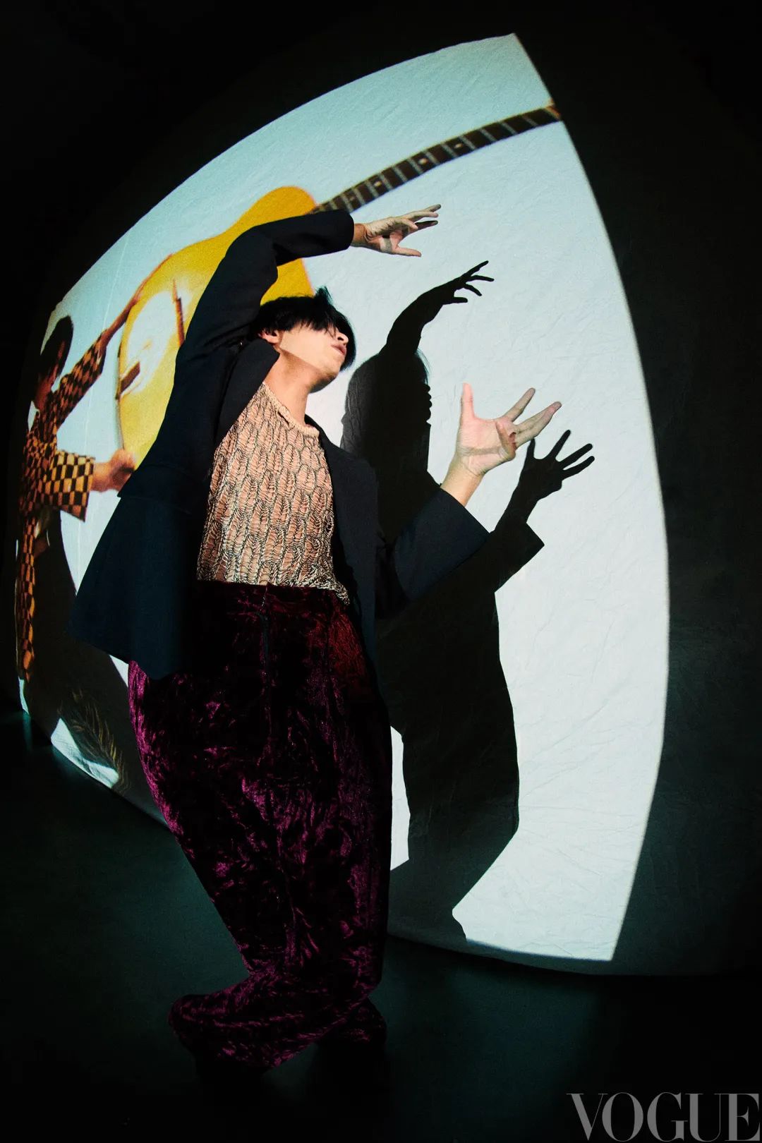 叮！我们请五条人仁科和谭卓完成了一件即兴音乐作品