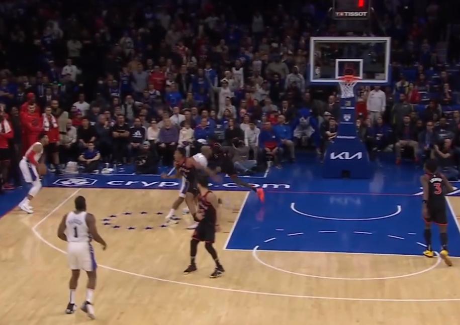 连续吹3个进攻犯规,垫脚三分投篮怎么判罚