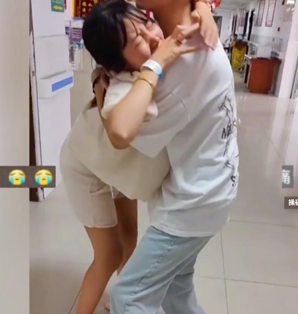 高龄孕妇阵痛宫缩,怀孕宫缩阵痛老公安慰