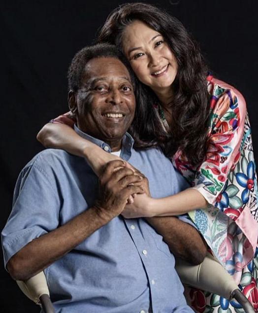 球王贝利老婆写真,球王贝利晒与日本老婆合照