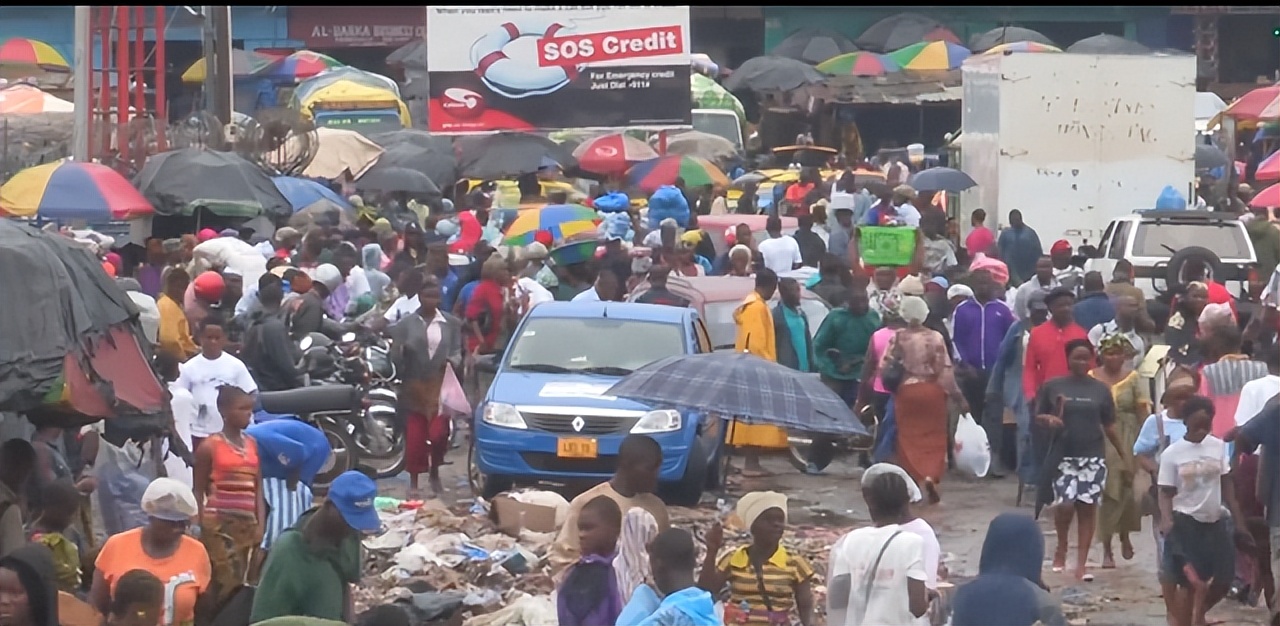 这个国家抄美国“作业”,如今穷到买拖鞋都得分期，雨天全国瘫痪