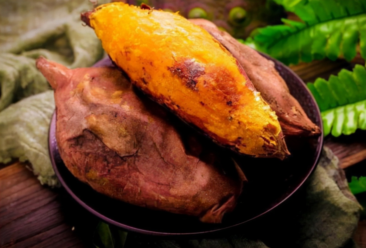 女大学生减肥一直吃零食,23岁女孩为减肥只吃水果充饥