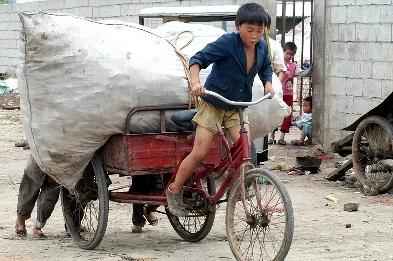 天堂空荡荡恶魔在人间是啥意思,天堂空荡荡恶魔在人间图片