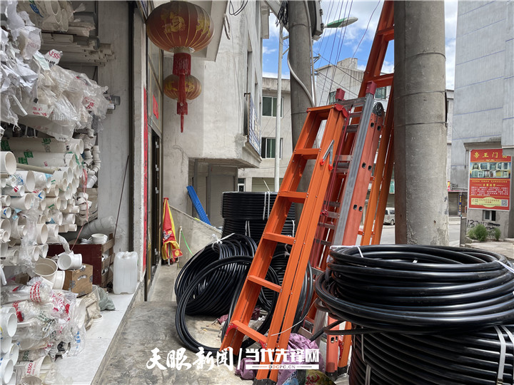 围观“村BA”梯子卖断货？贵州当地人说：没有的事