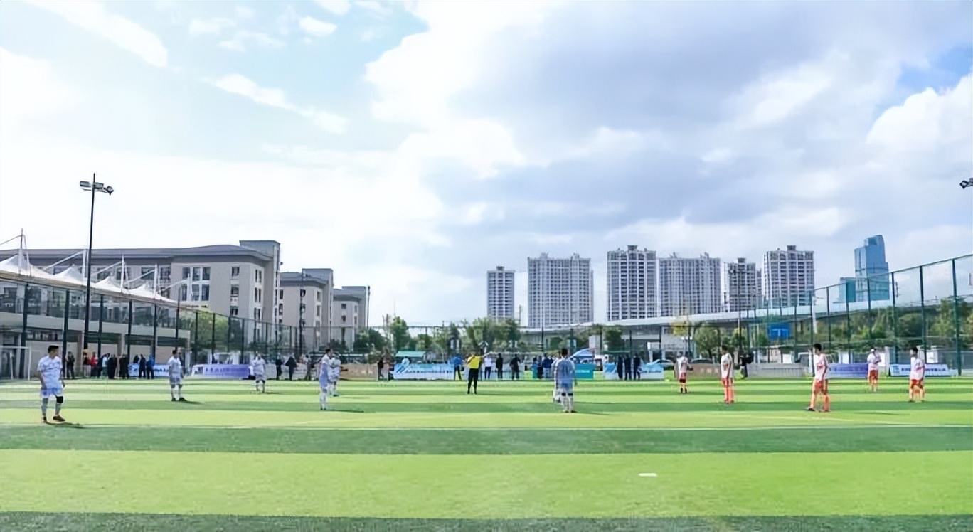 “挤”出来嵌入式球场，萧山人的足球梦