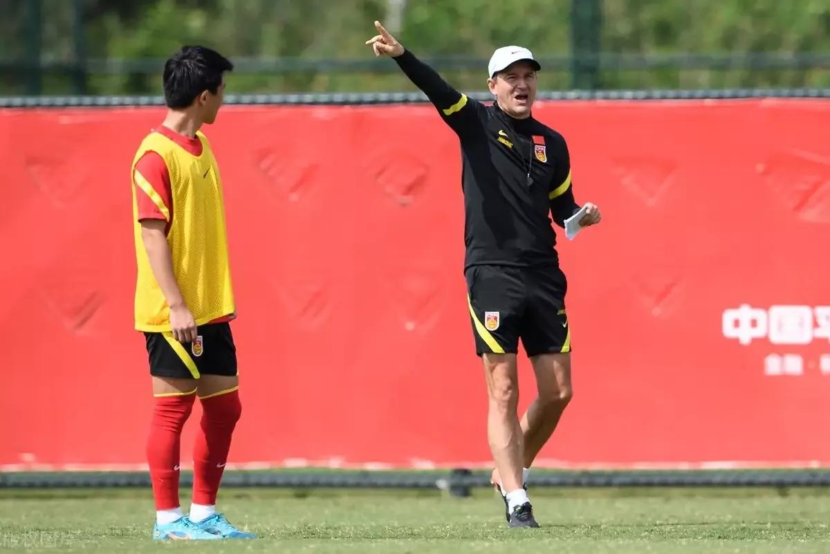 为什么感觉便宜的球不好踢,球踢不高踢不远是什么问题