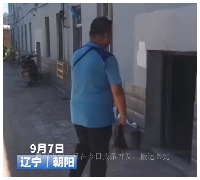 辽宁史上最矮单元门,辽宁一小区现史上最矮单元门