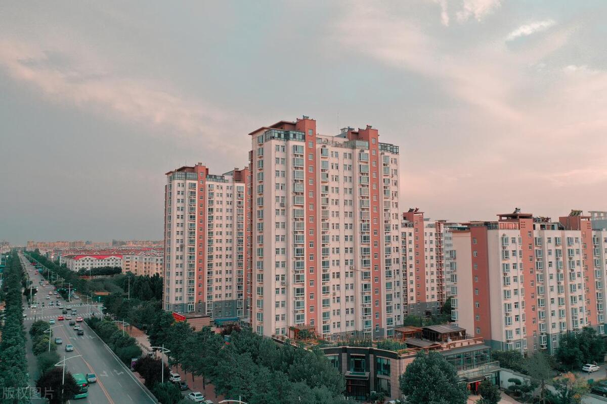 男子花10万块买了8套房搞笑名场面 (男子花10万块买了8套房真的假的)