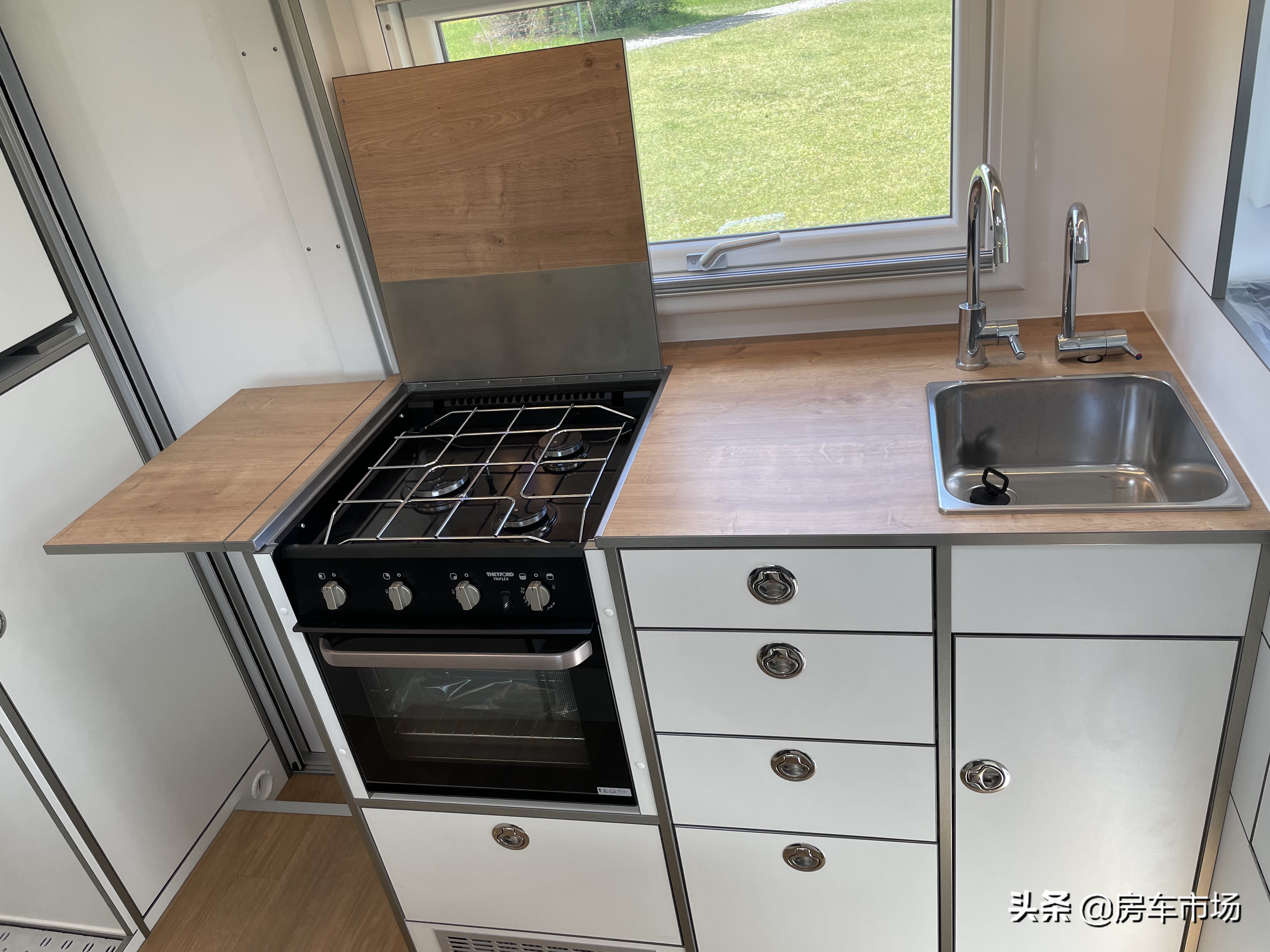 飞翔进口依维柯小额头房车最新款,赛德依维柯房车c型小额头价格